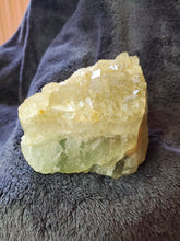 Charger l'image dans la galerie, Fluorite de Fontsante France pierre de collection
