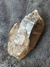Charger l'image dans la galerie, Quartz fumé et Feldspath (Pierre de Lune) de Madagascar pierre de collection
