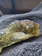 Charger l'image dans la galerie, Fluorite jaune de Namibie pierre de collection

