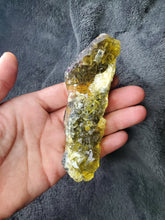 Charger l'image dans la galerie, Fluorite jaune de Namibie pierre de collection
