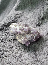 Charger l'image dans la galerie, Fluorite violette de Chine pierre de collection
