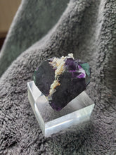 Charger l'image dans la galerie, Fluorite violette Parquet Pattern et Quartz de Namibie pierre de collection
