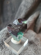Charger l'image dans la galerie, Fluorite verte - violette de Namibie pierre de collection
