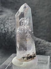 Charger l'image dans la galerie, Quartz à inclusions d'Hématite de Namibie pierre de collection
