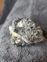 Charger l'image dans la galerie, Quartz et Tourmaline noire de France pierre de collection
