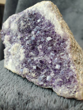 Charger l'image dans la galerie, Fluorite de Fontsante France pierre de collection

