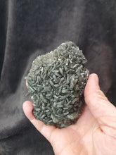 Charger l'image dans la galerie, Baryte noire de Lompret Belgique pierre de collection
