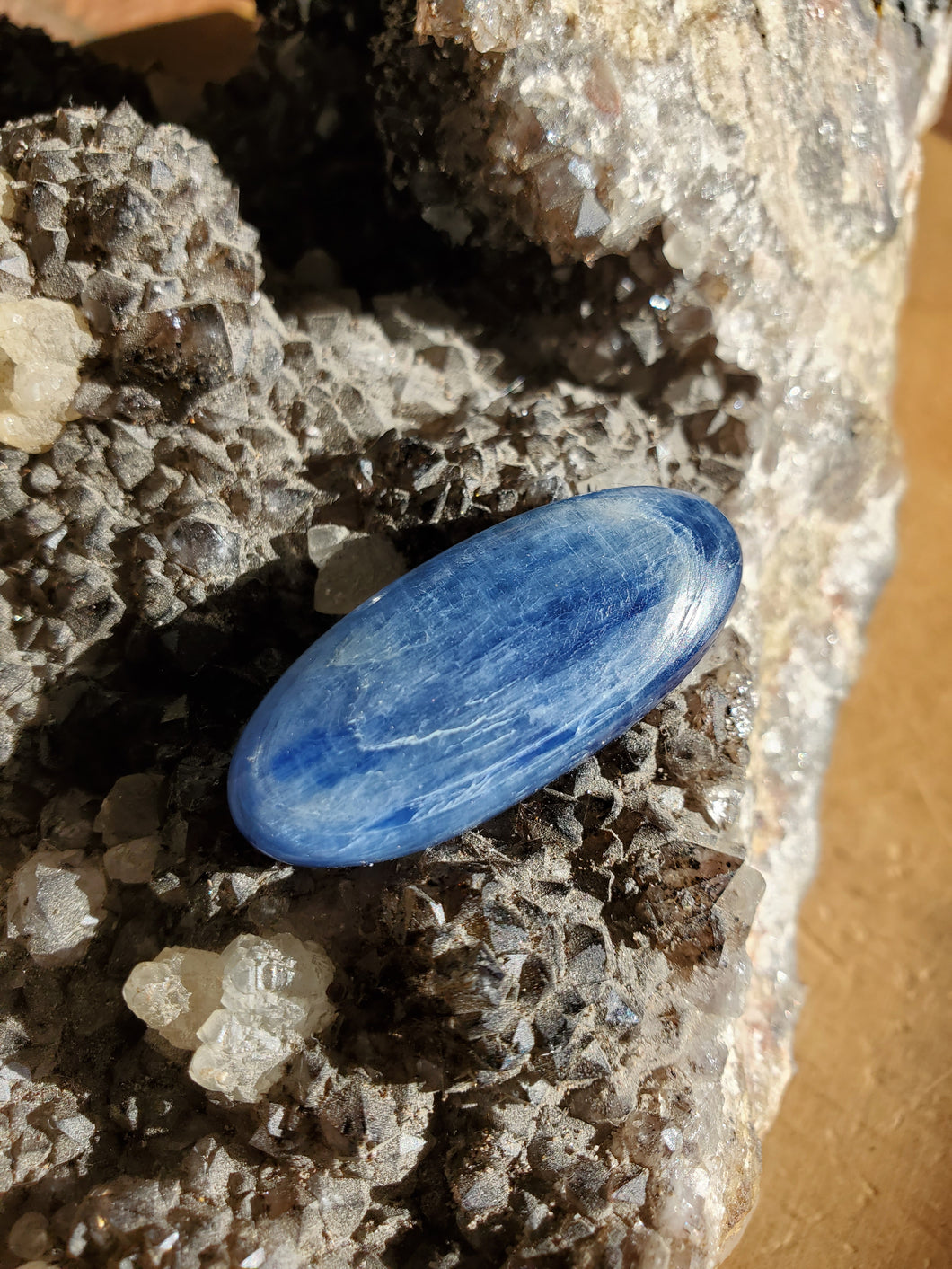 Cabochon Cyanite