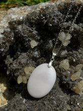 Charger l&#39;image dans la galerie, Collier Manganocalcite
