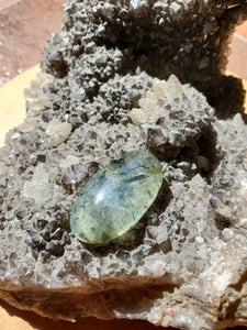 Cabochon Préhnite à inclusions d'Epidote