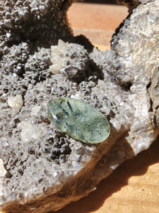 Cabochon Préhnite à inclusions d'Epidote