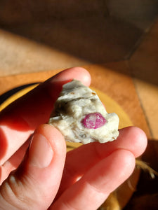 Rubis et pyrite sur calcite (Afghanistan) pierre de collection